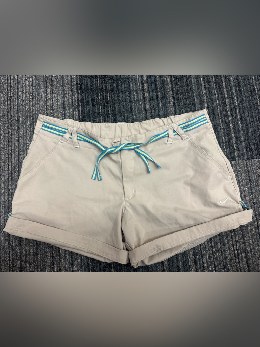 Nike golf shorts with built in blue/yellow striped drawstring size Medium Tan